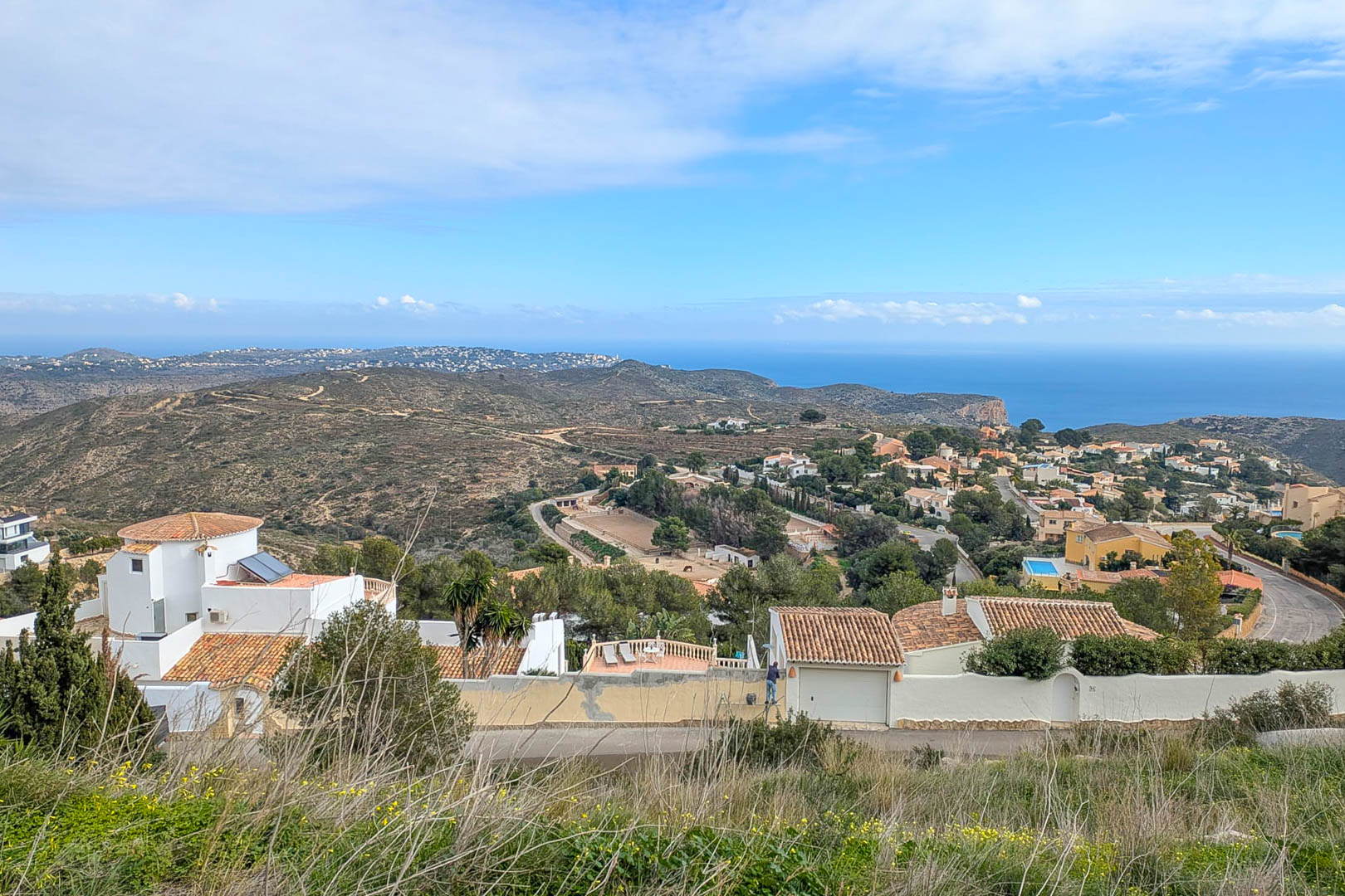 Vistas panorámicas desde Cumbre del Sol hacia el mar Mediterráneo, mostrando la arquitectura residencial de la zona y el entorno natural de la Costa Blanca.
