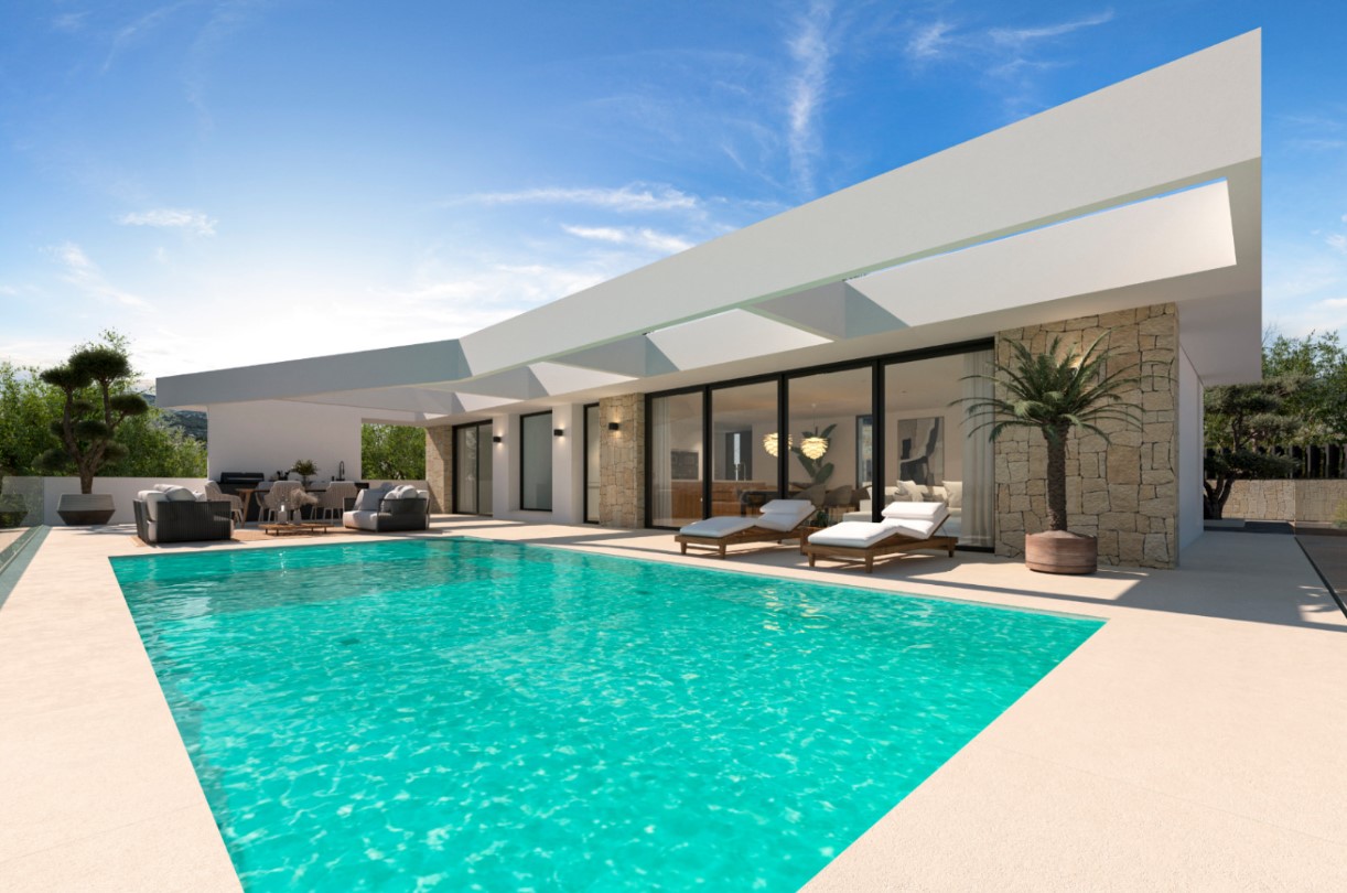 Terraza exterior con piscina turquesa, zona de estar y comedor bajo porche moderno. Fachada con detalles en piedra natural y amplios ventanales.