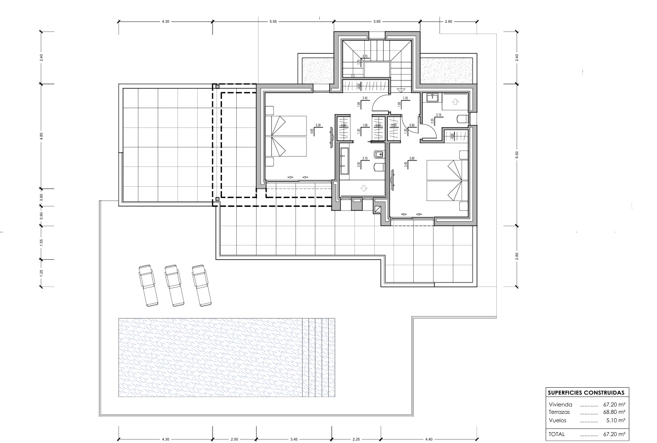 Plano técnico de la planta superior que muestra dos dormitorios dobles con baños en suite y una amplia terraza de 68,80 m² con vistas a la zona de la piscina.