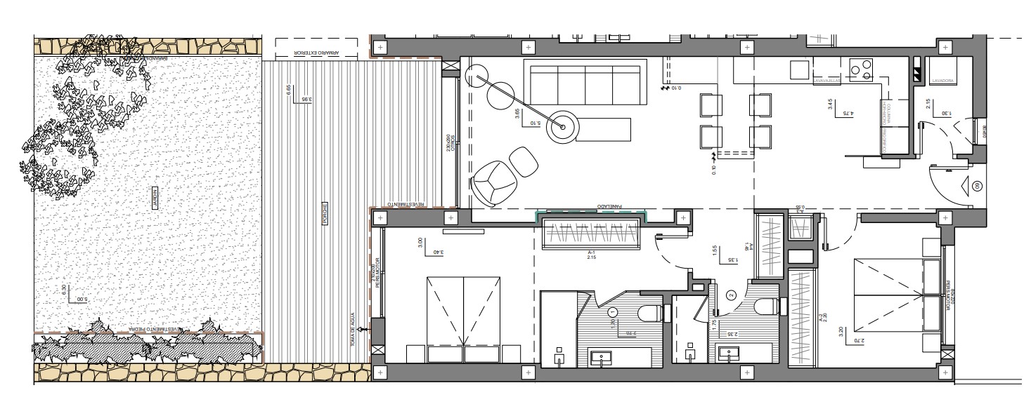 Plano detallado de la vivienda que muestra la distribución del salón-comedor, cocina abierta, dos dormitorios, dos baños y la amplia zona exterior con porche y jardín.