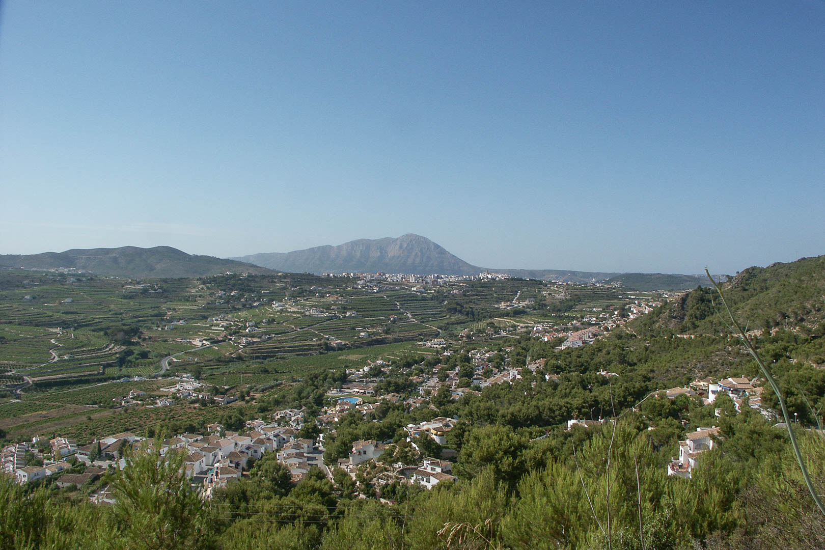 Vistas panorámicas desde la parcela en Paichi hacia el valle y el macizo del Montgó, destacando el entorno natural y la baja densidad de construcción.