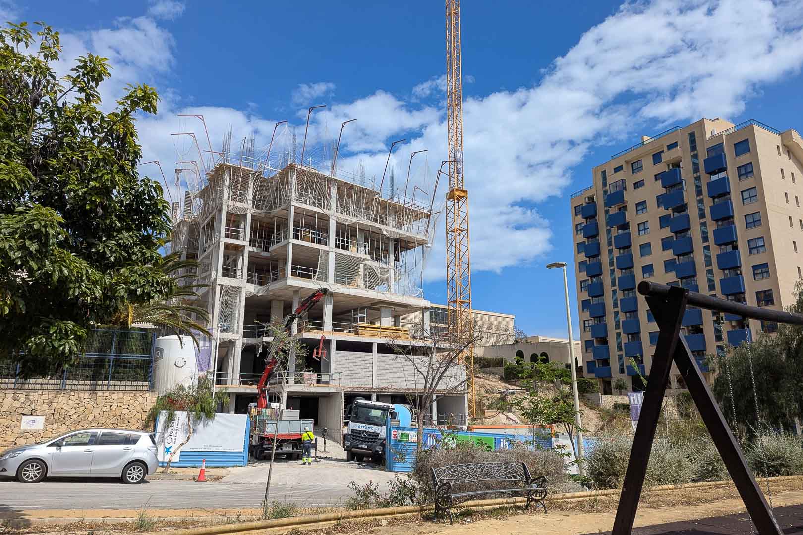 Estado actual de las obras en La Manzanera, Calpe, mostrando la estructura de hormigón armado, grúa de construcción y el avance de las plantas residenciales.