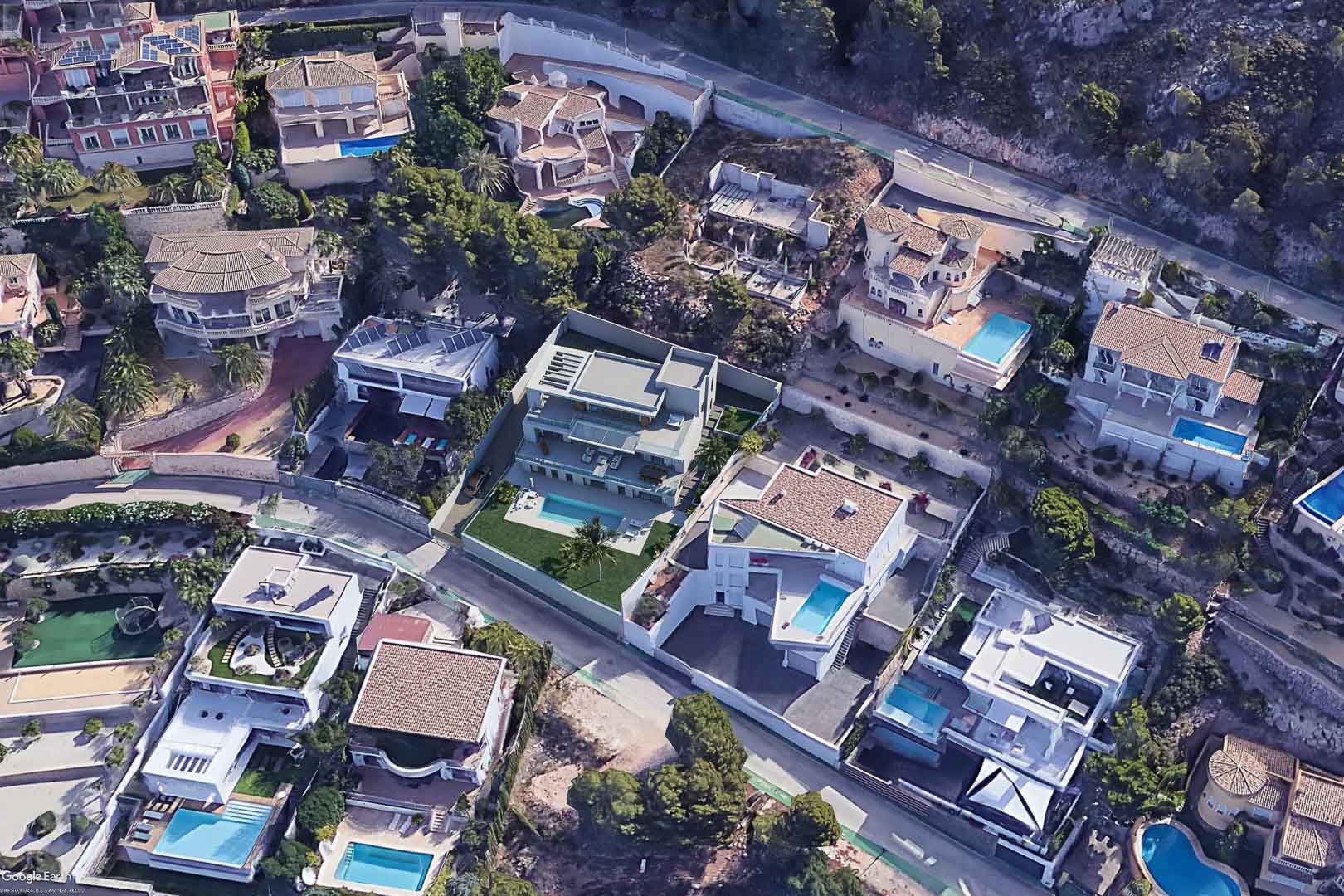 Vista aérea de la villa moderna en Altea Hills, destacando su arquitectura multinivel, piscina privada y jardín integrado en una parcela elevada de la urbanización.