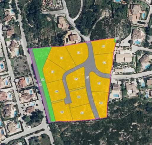 Plano parcelario sobre vista aérea que detalla la segregación de 12 parcelas independientes y viales internos en una zona residencial consolidada de Jávea.