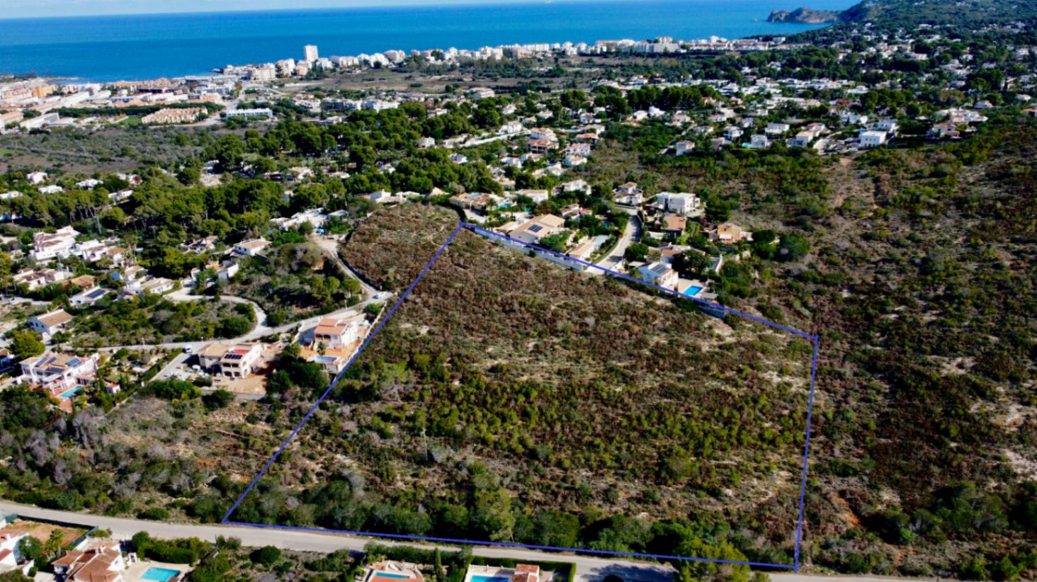 Vista aérea perimetrada de la gran parcela en Jávea, mostrando su extensión y ubicación estratégica con vistas al mar Mediterráneo y la costa del Arenal.