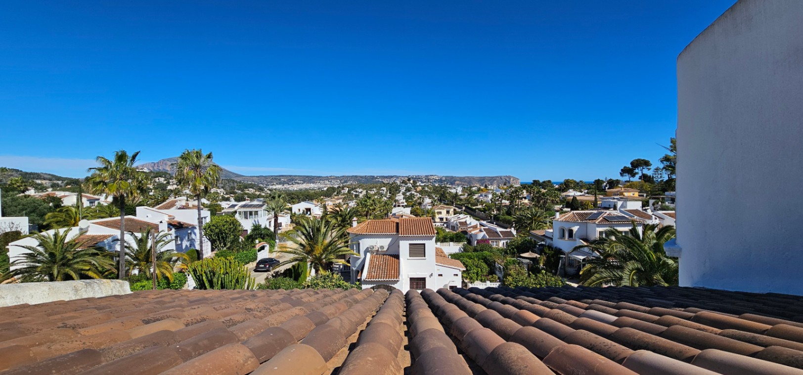 Vistas panorámicas desde la propiedad hacia el valle de Jávea y el mar, destacando la arquitectura mediterránea y el entorno verde de Pinosol.