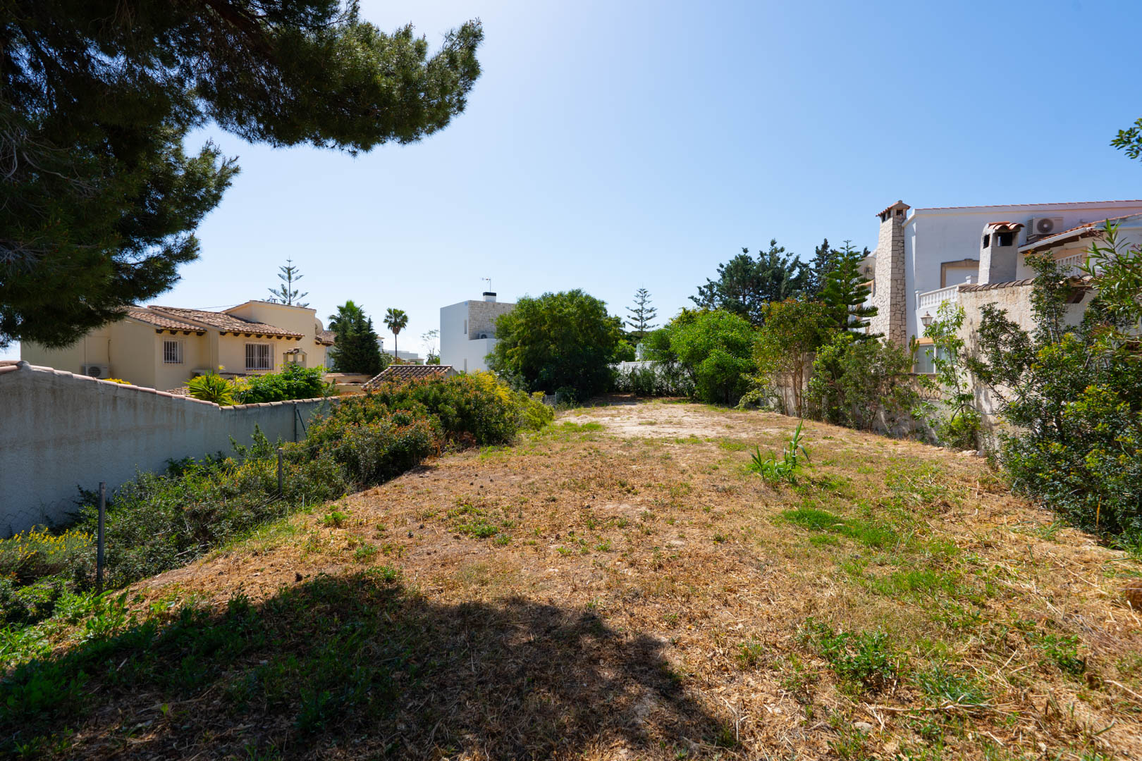 Amplia parcela llana de 900 m2 adicionales situada en la parte posterior de la villa, ideal para jardines, instalaciones deportivas o una casa de invitados.