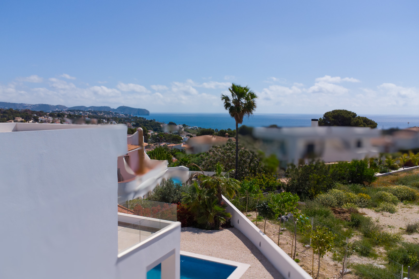 Vistas panorámicas al mar Mediterráneo desde la planta superior, mostrando la piscina privada, la zona de grava y el entorno costero de La Fustera.