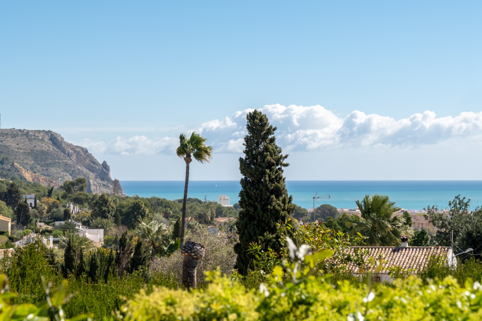 Villa de seis dormitorios en Jávea con vistas al mar y al Montgó