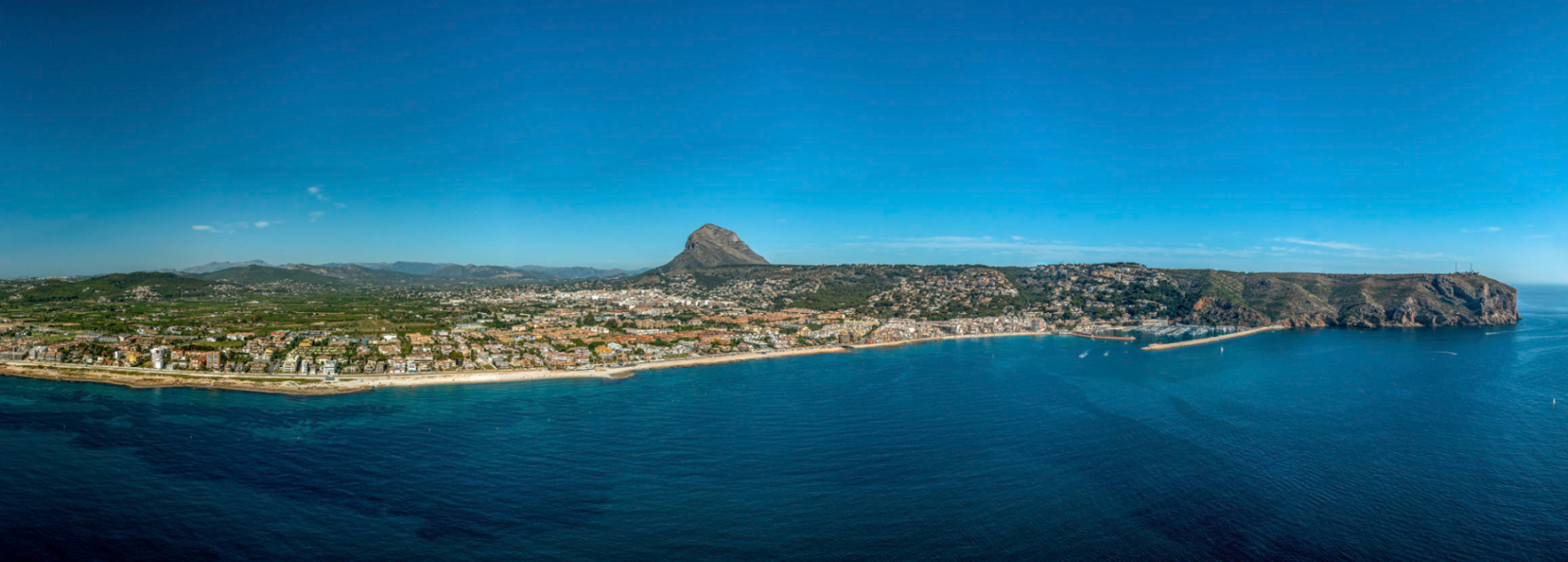 Vista panorámica de Jávea con el Montgó al fondo y el mar Mediterráneo en primer plano.