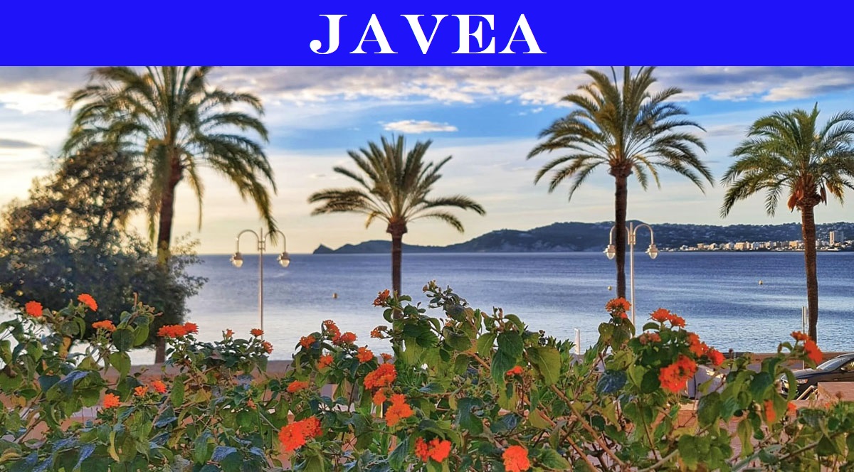 Vista panorámica de la costa de Jávea con palmeras y flores naranjas en primer plano.