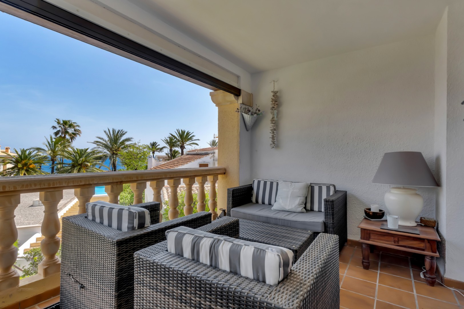 Terraza con mobiliario de ratán y vistas al mar Mediterráneo en Jávea, Costa Blanca.
