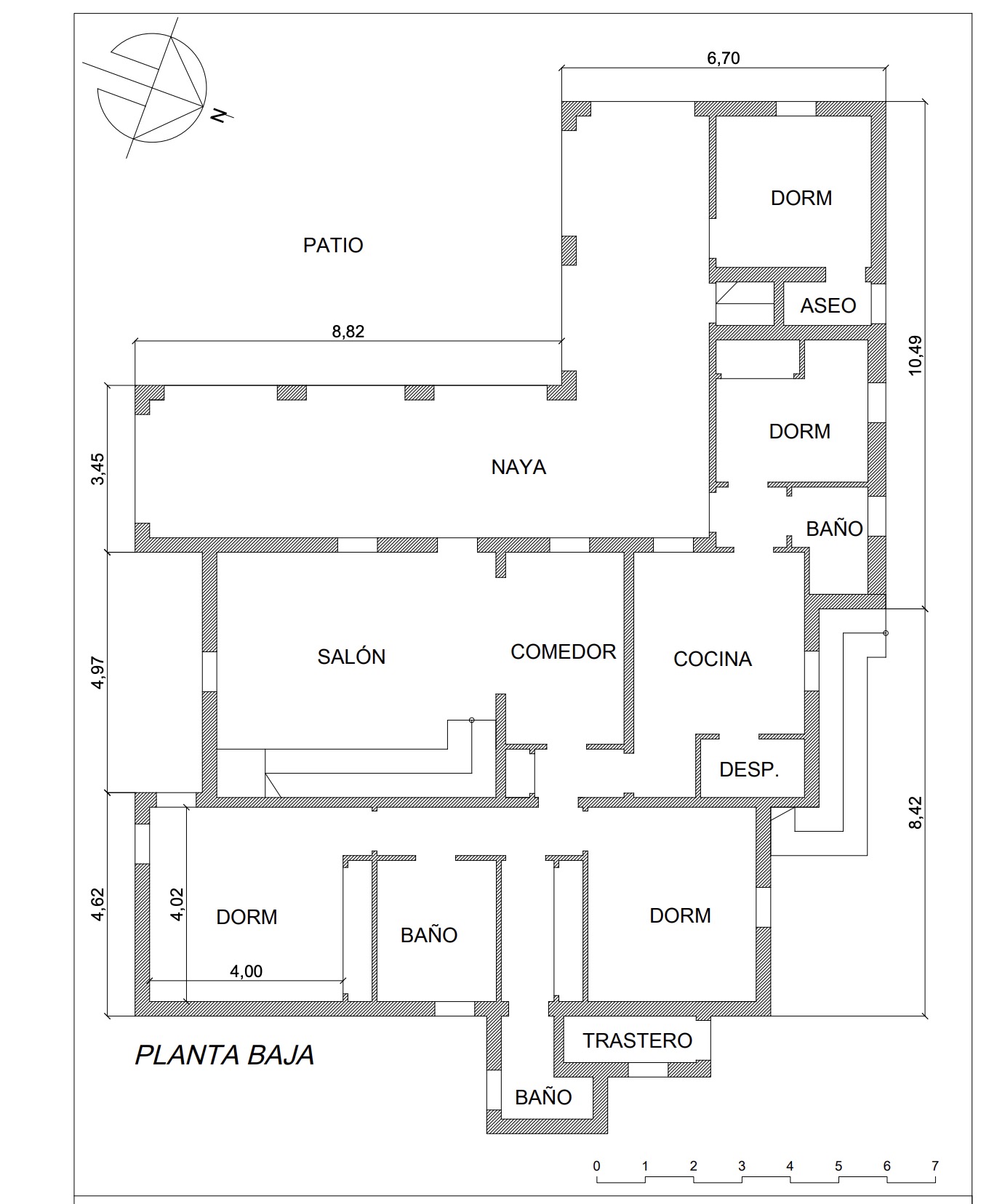 Plano de la planta baja con patio, salón, comedor, cocina y dormitorios.
