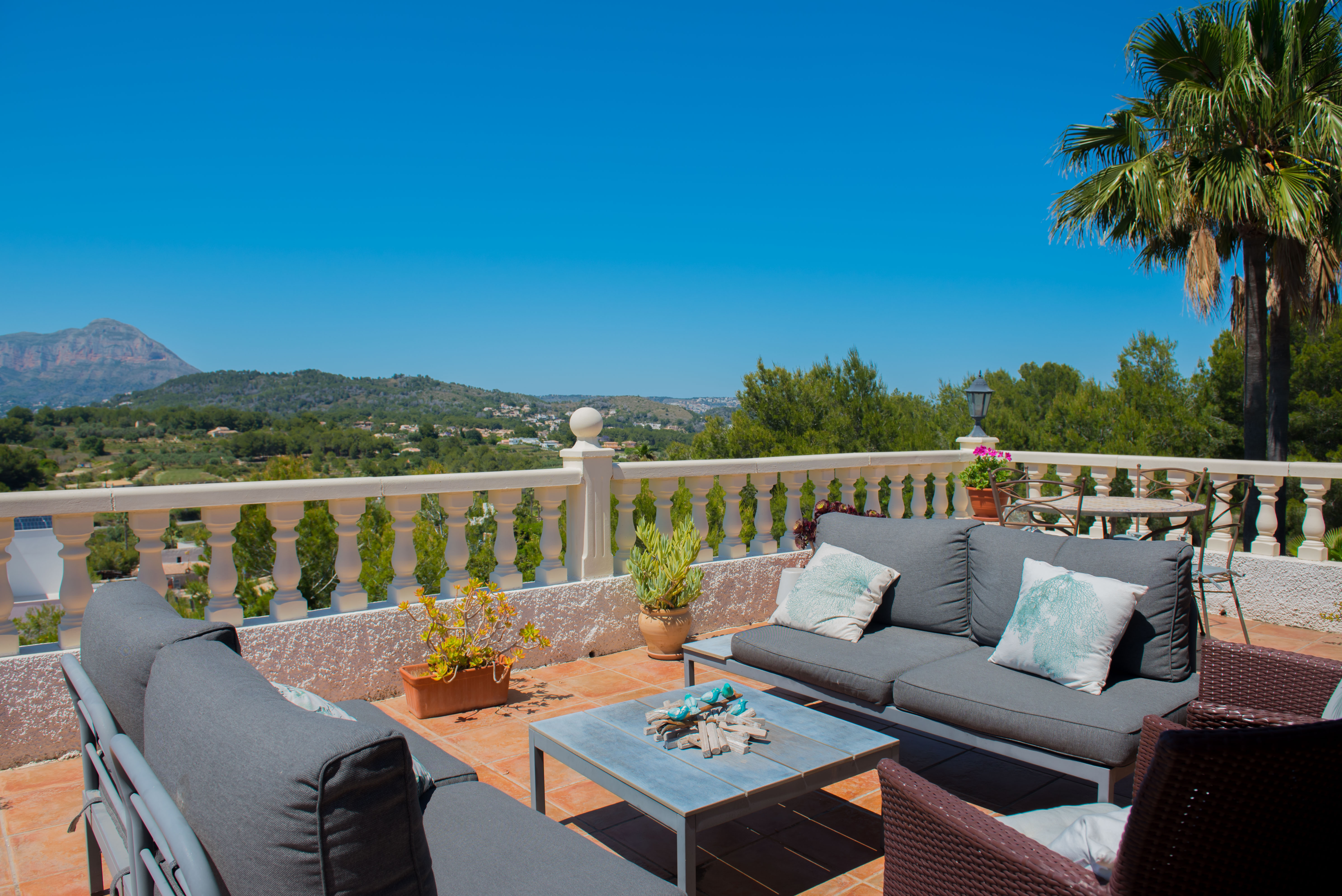 Terraza con balcón y vistas a la montaña.