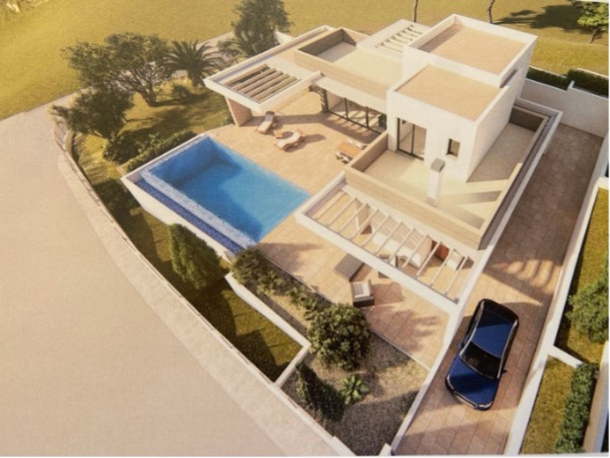 Vista aérea de una villa moderna con piscina rectangular, terrazas pavimentadas en piedra, pérgolas de madera y zonas ajardinadas integradas en una parcela vallada.