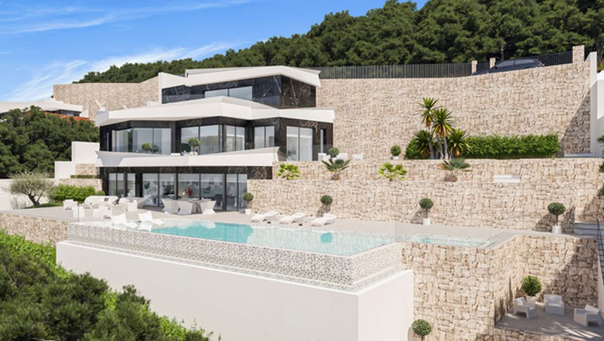 Villa moderna de varios niveles con piscina infinita, muros aterrazados de piedra natural y grandes fachadas acristaladas integradas en una ladera boscosa.