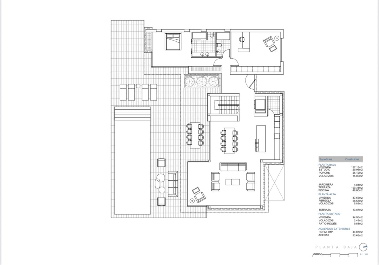 Plano detallado de la planta baja que muestra un salón de concepto abierto, cocina con isla, dormitorio en suite y una amplia terraza con piscina y comedor exterior.