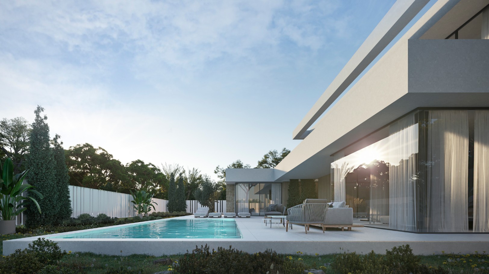Vista exterior de una villa contemporánea con piscina rectangular, terraza de piedra blanca y ventanales de suelo a techo que reflejan la luz solar.