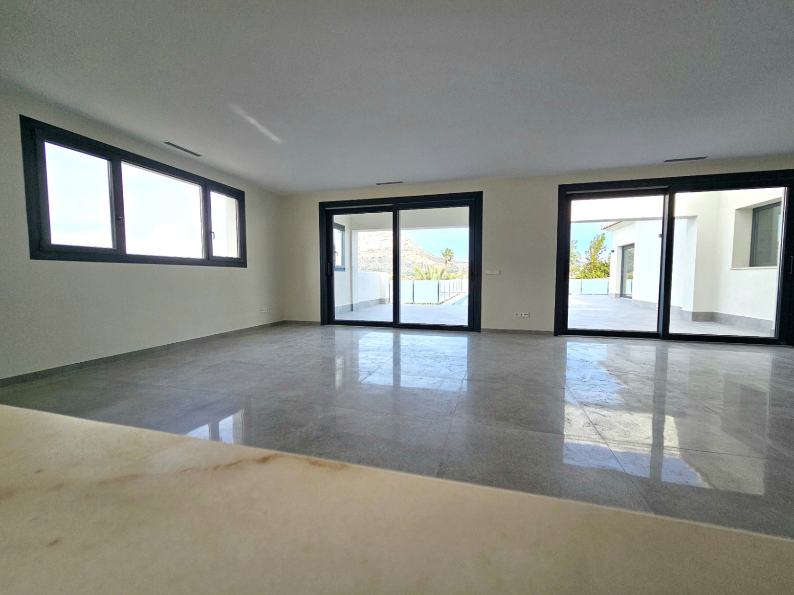 Villa contemporánea en Jávea con vistas al Montgó
