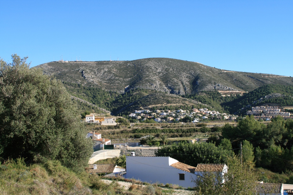 Terreno rural de 11.600 m2 con vistas al mar en Benitachell