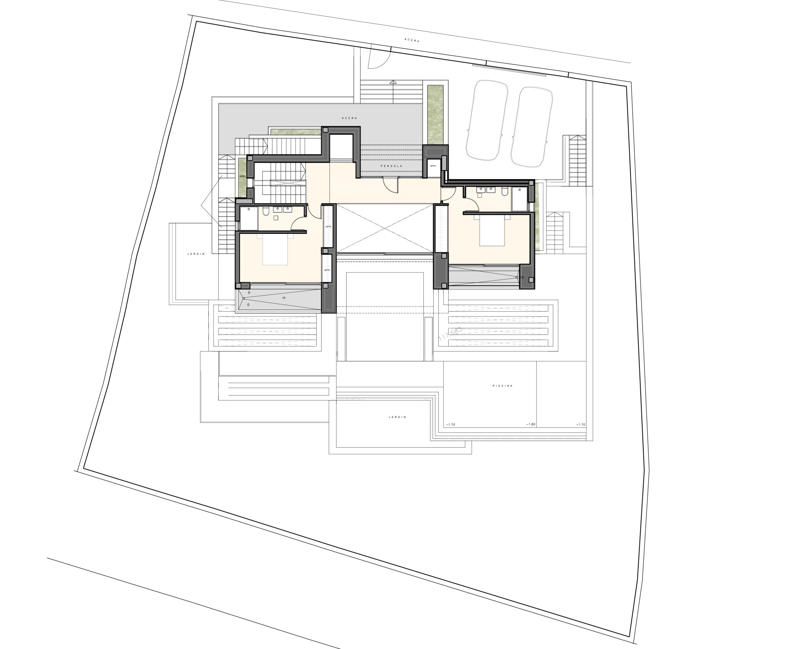 Plano técnico de la planta superior que detalla la distribución de los dormitorios con baño en suite, la zona de aparcamiento y la integración de la piscina.