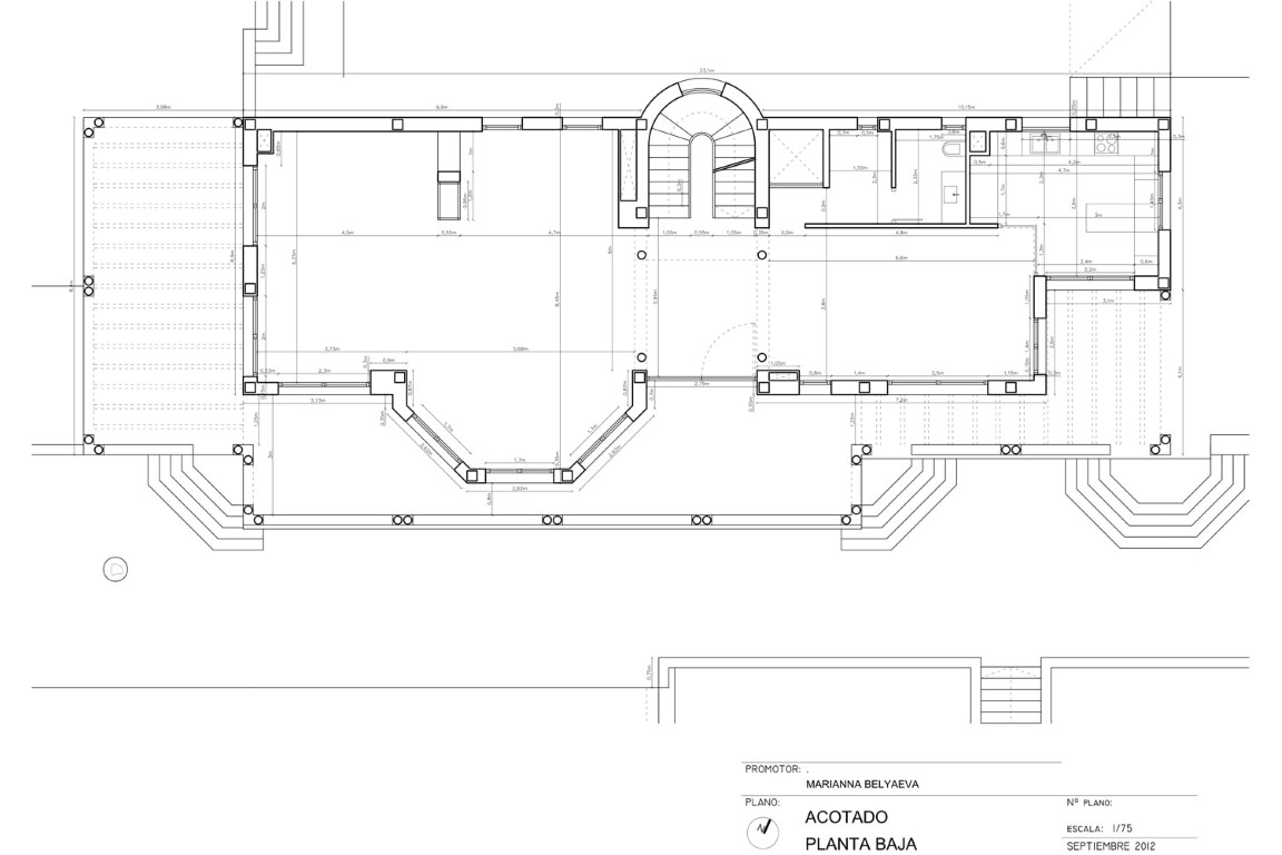 Plano técnico acotado de la planta baja que detalla la distribución del salón, la cocina, la escalera de caracol y las amplias terrazas exteriores.