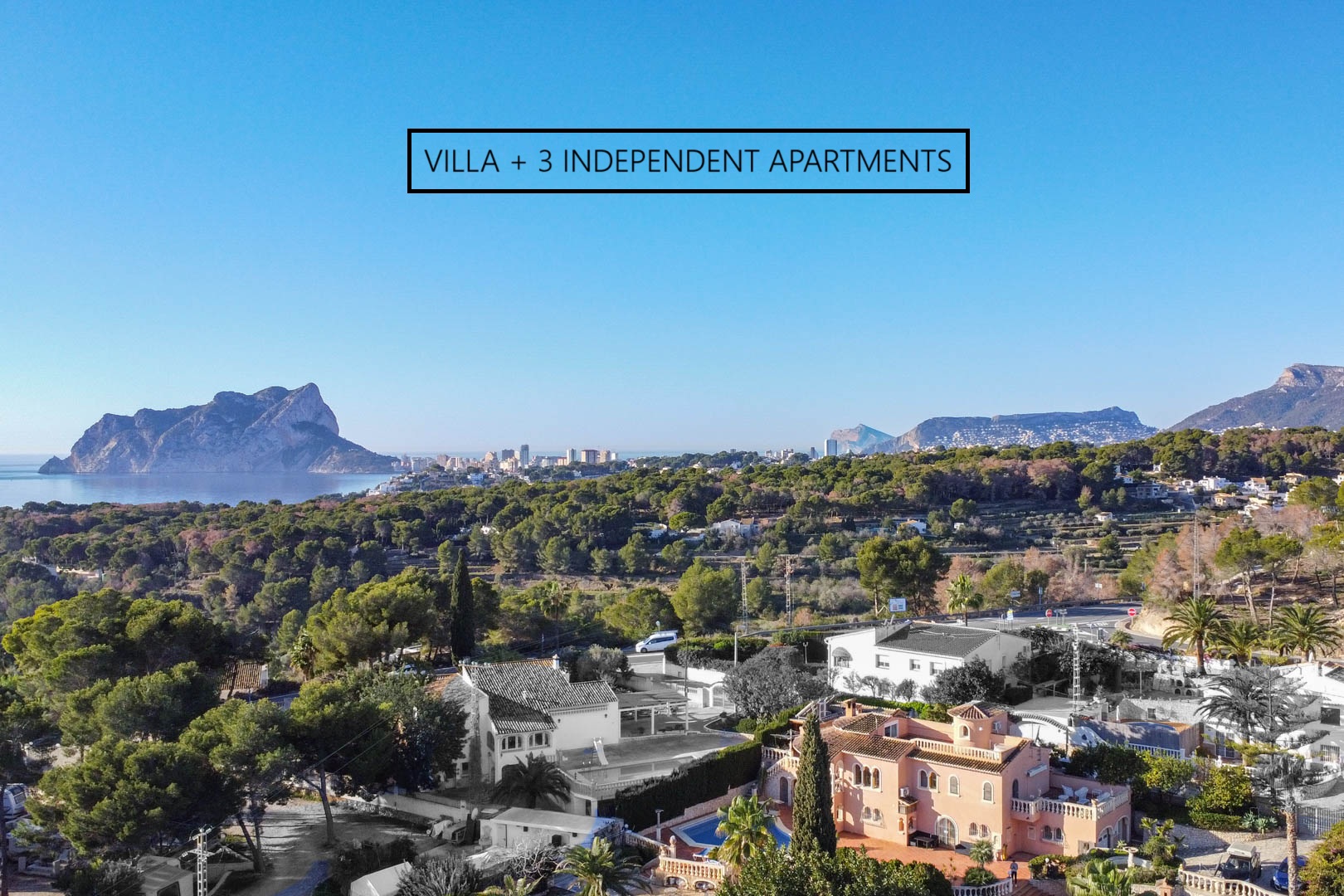Vista aérea de la villa resaltada, mostrando su arquitectura mediterránea con vistas panorámicas al Peñón de Ifach y la costa de Calpe.
