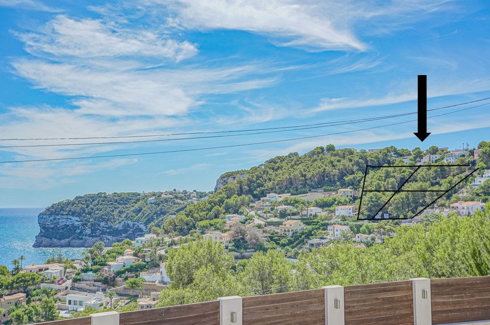 Vista panorámica elevada que muestra la ubicación exacta de las parcelas en la ladera boscosa, con el mar Mediterráneo y los acantilados de Jávea al fondo.
