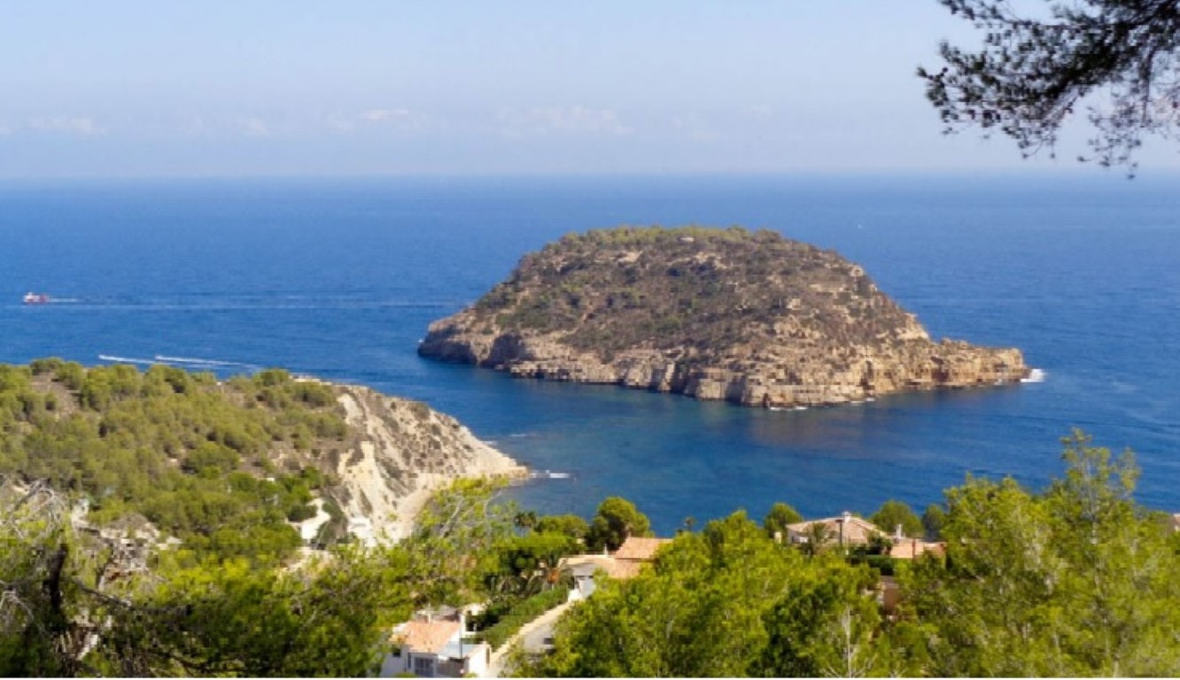 Vistas panorámicas al mar Mediterráneo y a la Isla del Portitxol, enmarcadas por vegetación autóctona y pinos desde la propiedad.