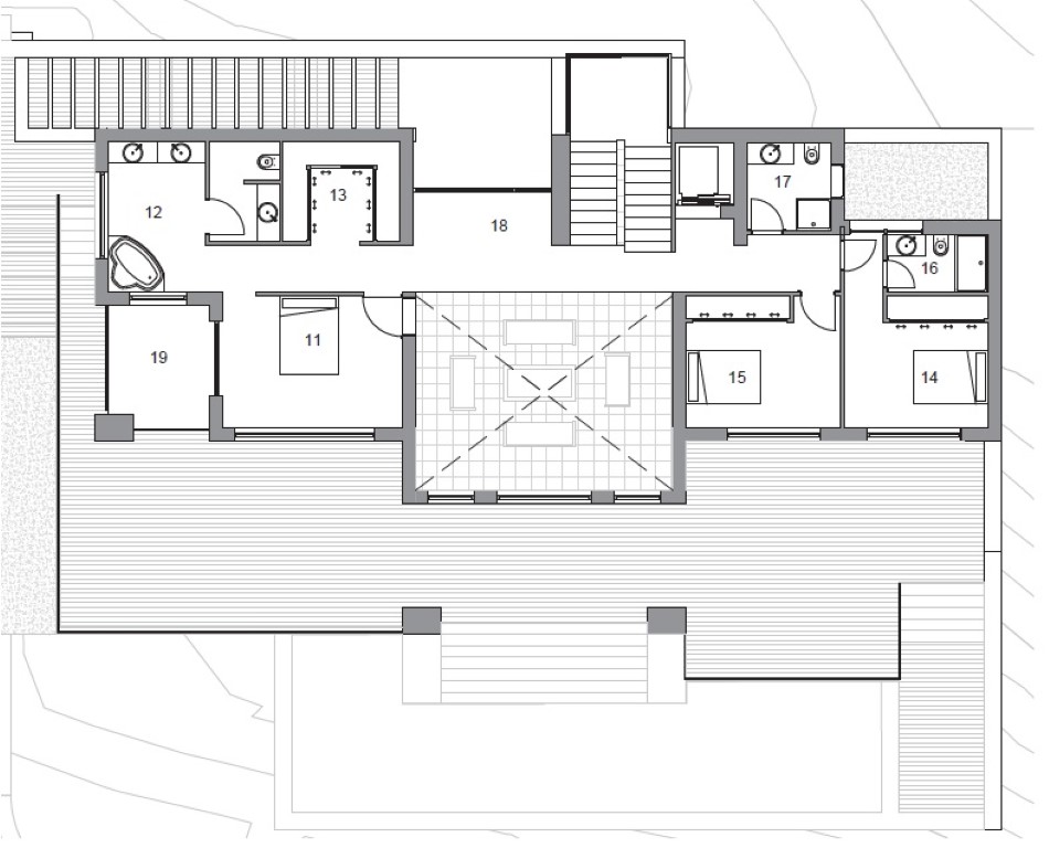 Plano técnico de la planta superior que detalla el dormitorio principal con vestidor, dos dormitorios con baños en suite y una extensa terraza perimetral.