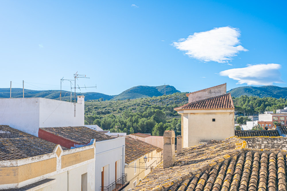 Vista panorámica desde la terraza de la azotea hacia las montañas y la reserva natural que rodea el pueblo de Gata de Gorgos.