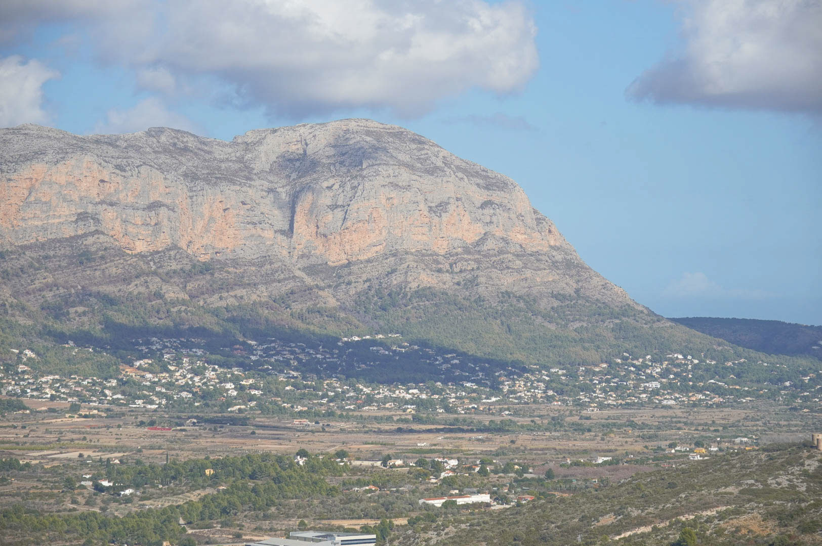 Vistas panorámicas despejadas hacia el macizo del Montgó y el valle circundante desde la posición elevada de la propiedad en La Sella.