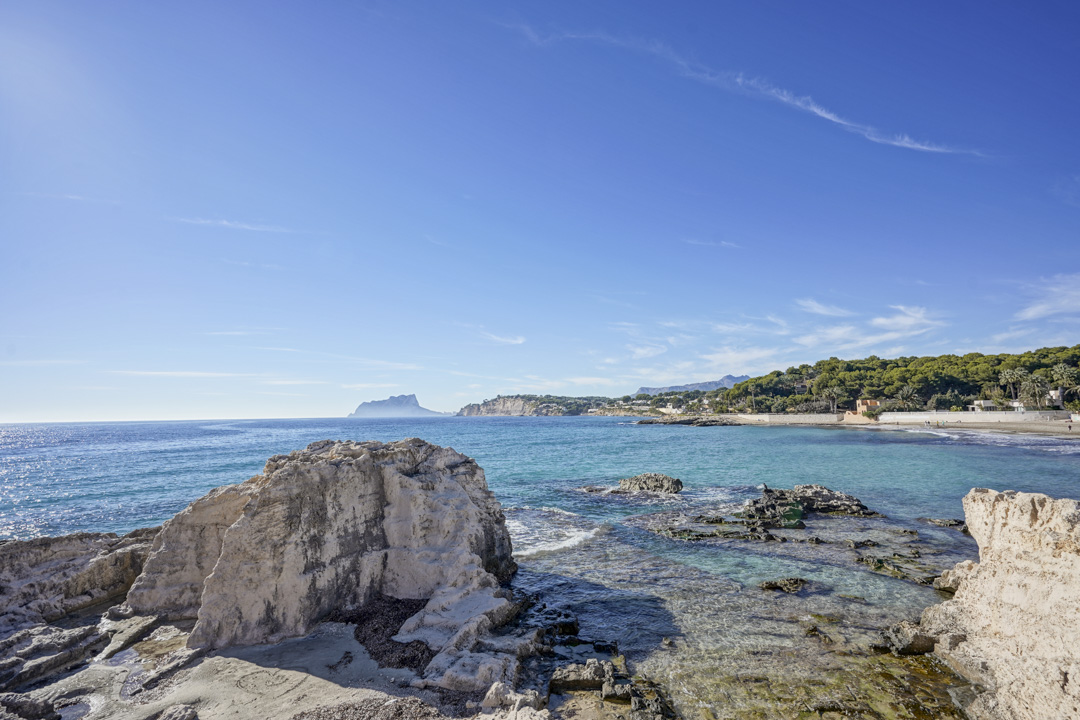 Vistas panorámicas al mar Mediterráneo con el Peñón de Ifach en el horizonte desde la costa rocosa cercana a la villa en Moraira.