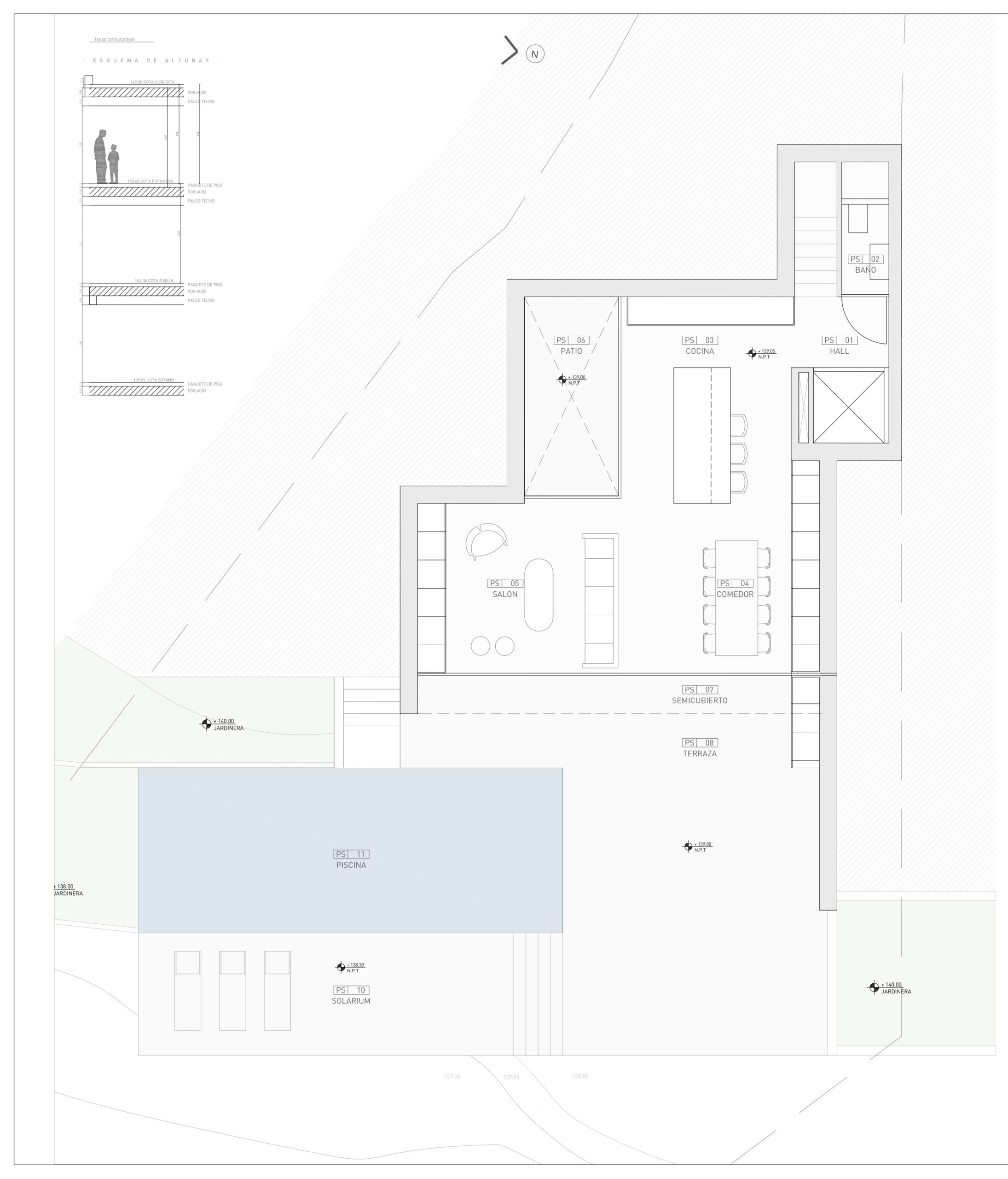 Plano técnico de la planta baja que detalla la distribución del salón-comedor, cocina con isla, patio interior y la zona exterior con piscina y solárium.