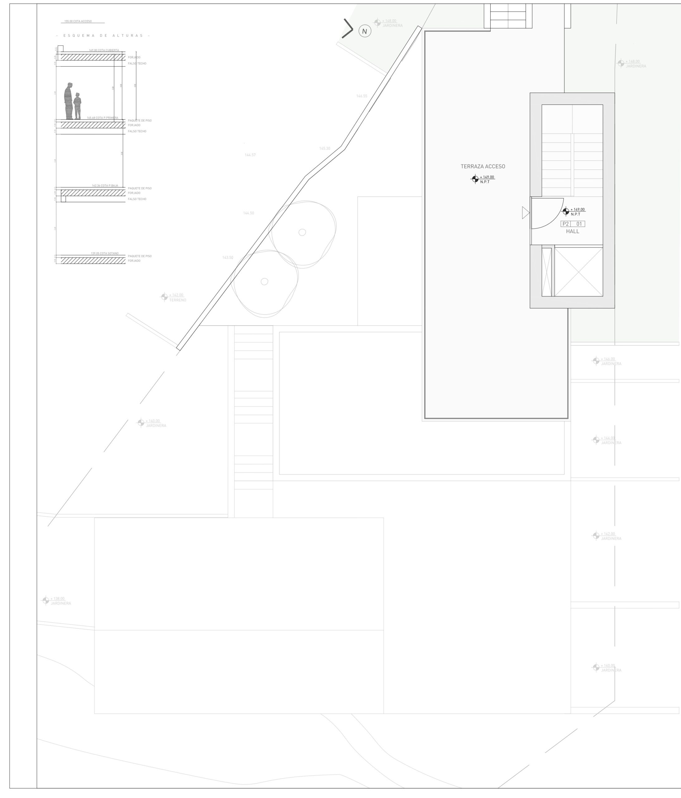 Plano técnico que muestra el esquema de alturas de cuatro niveles y la planta de acceso con vestíbulo, ascensor, escaleras y una amplia terraza exterior.