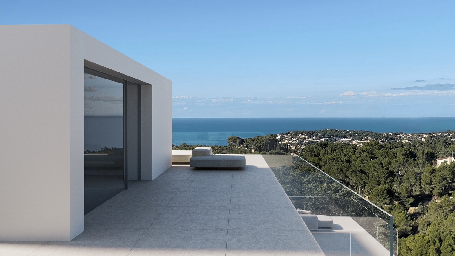 Terraza superior con pavimentos cerámicos de gran formato, barandilla de cristal de seguridad y vistas panorámicas al mar Mediterráneo y la costa de Benissa.