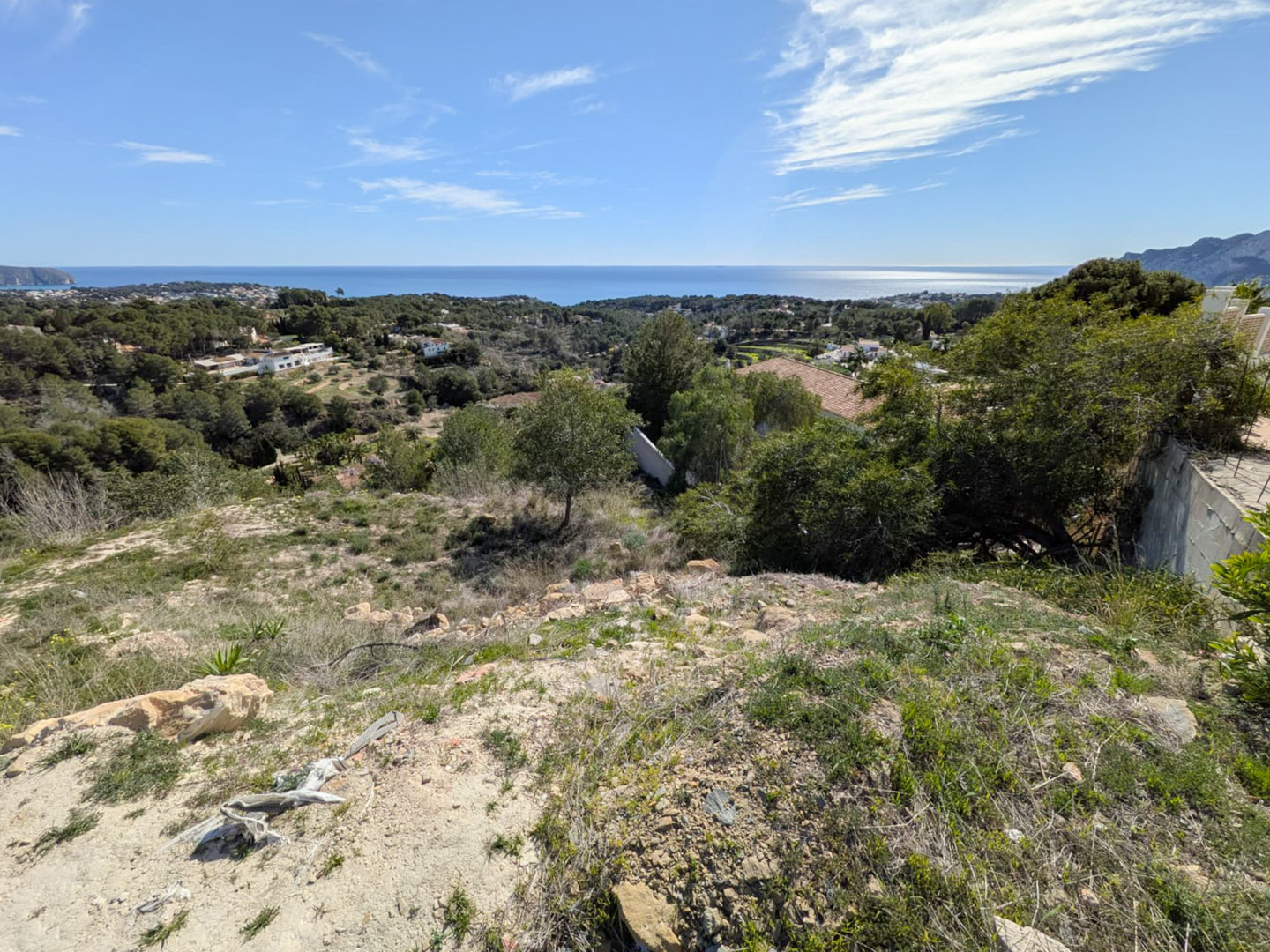 Vista panorámica desde el terreno elevado hacia el mar Mediterráneo, mostrando la pendiente natural y la vegetación autóctona de Benissa.