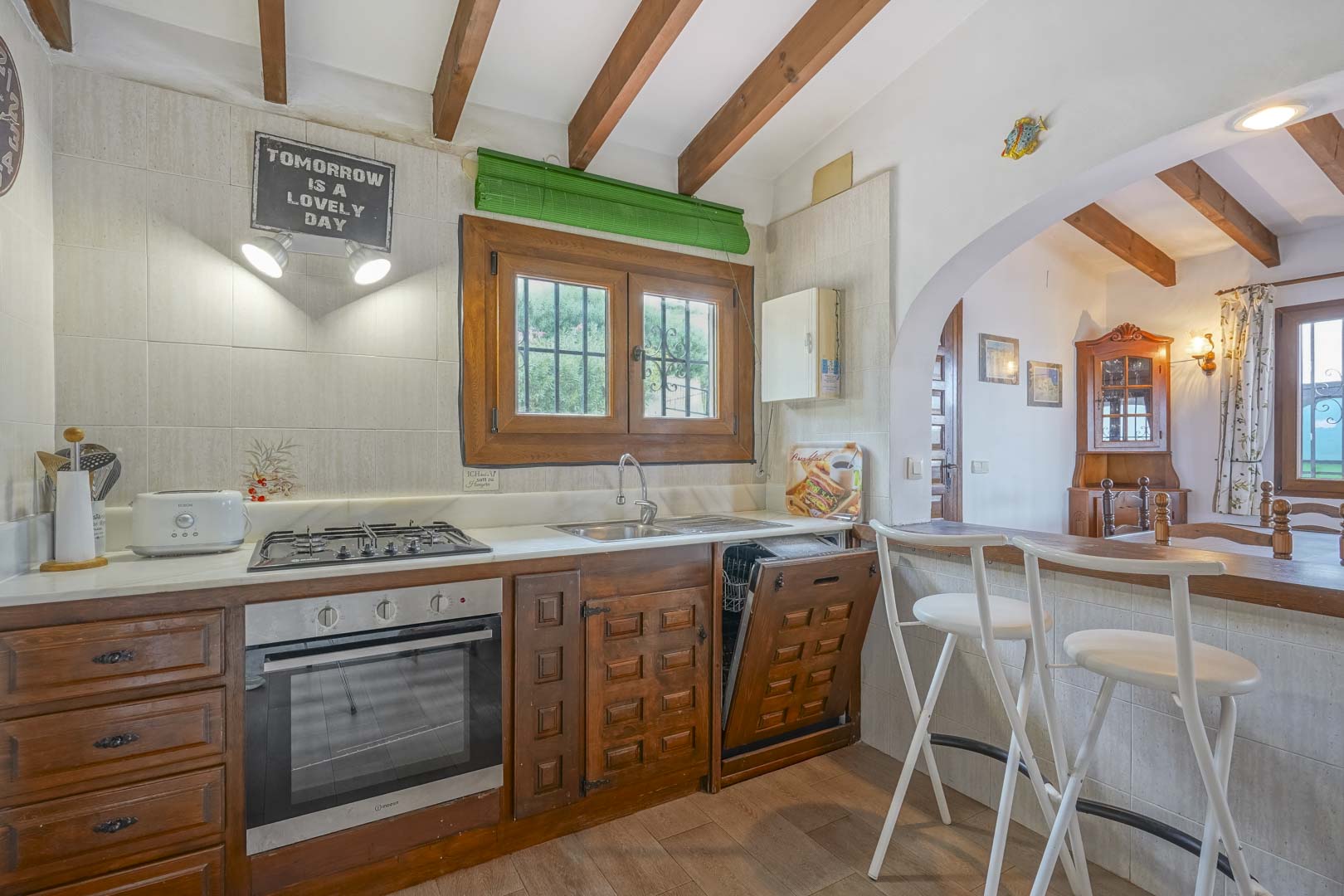Cocina de estilo rústico con muebles de madera oscura y encimera de mármol.