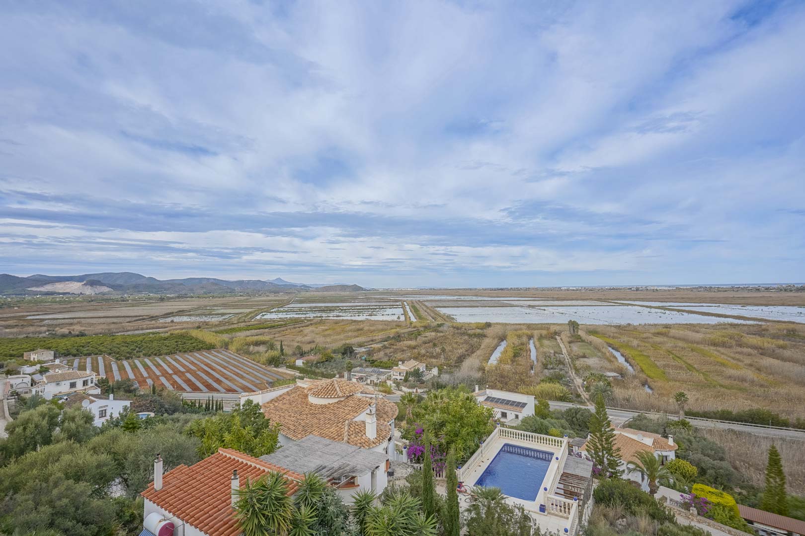 Vista panorámica de la villa con piscina y campos de arroz en Monte Pego.
