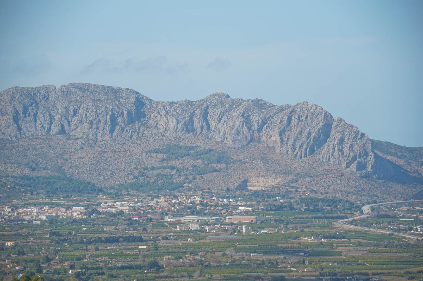 Vistas panorámicas a las majestuosas montañas y al valle de Pedreguer, mostrando la proximidad a la red de carreteras y el entorno natural mediterráneo.