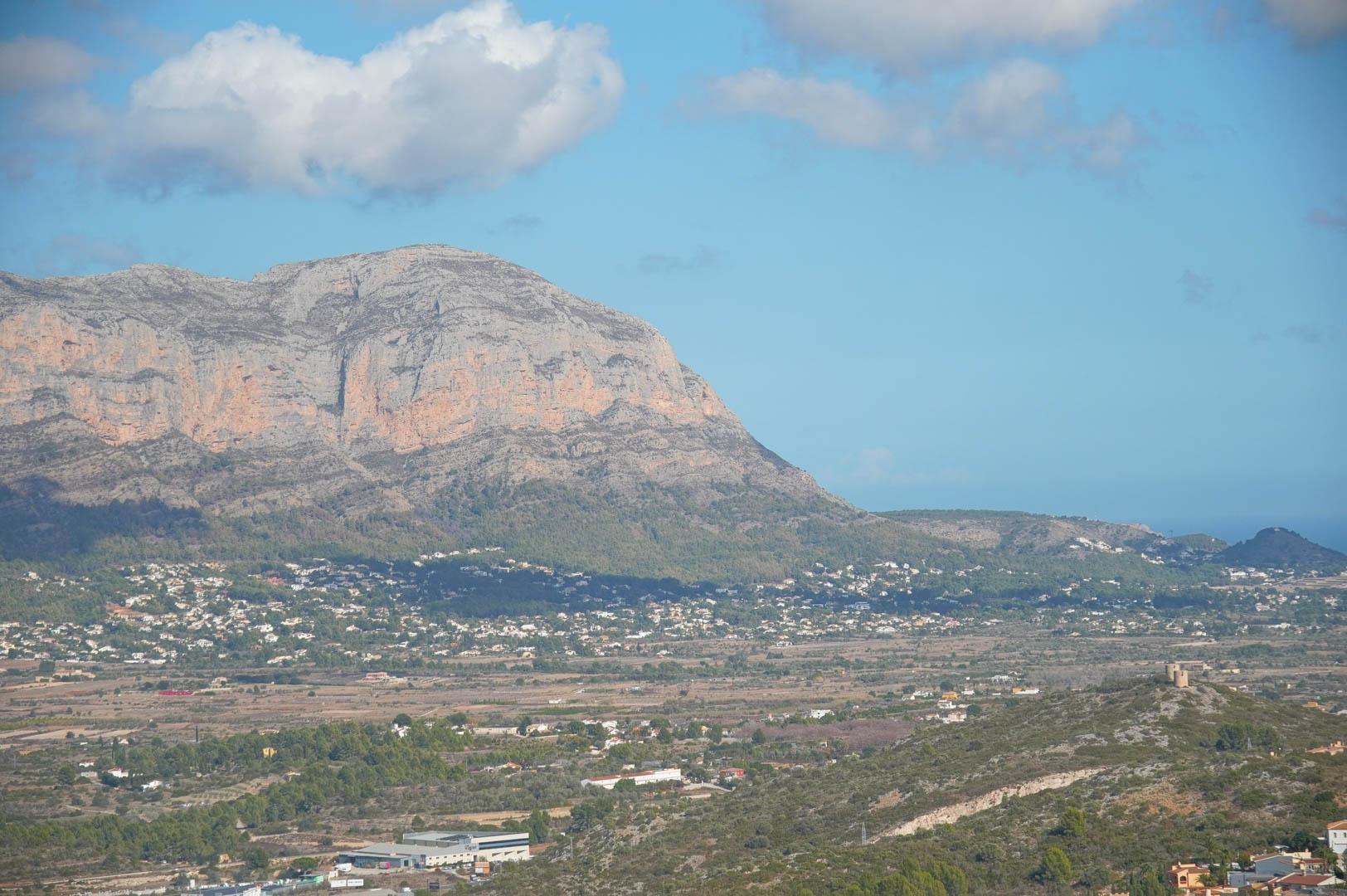Vistas panorámicas desde la propiedad hacia el macizo del Montgó, el valle circundante y el horizonte del mar Mediterráneo bajo un cielo despejado.