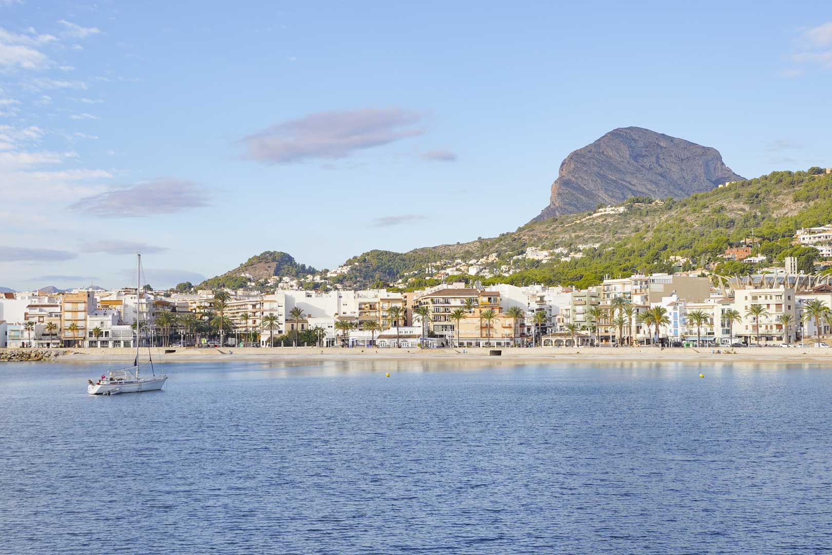 Vista panorámica de la bahía de Jávea con el emblemático Montgó al fondo, mostrando la proximidad al mar y el entorno costero mediterráneo.