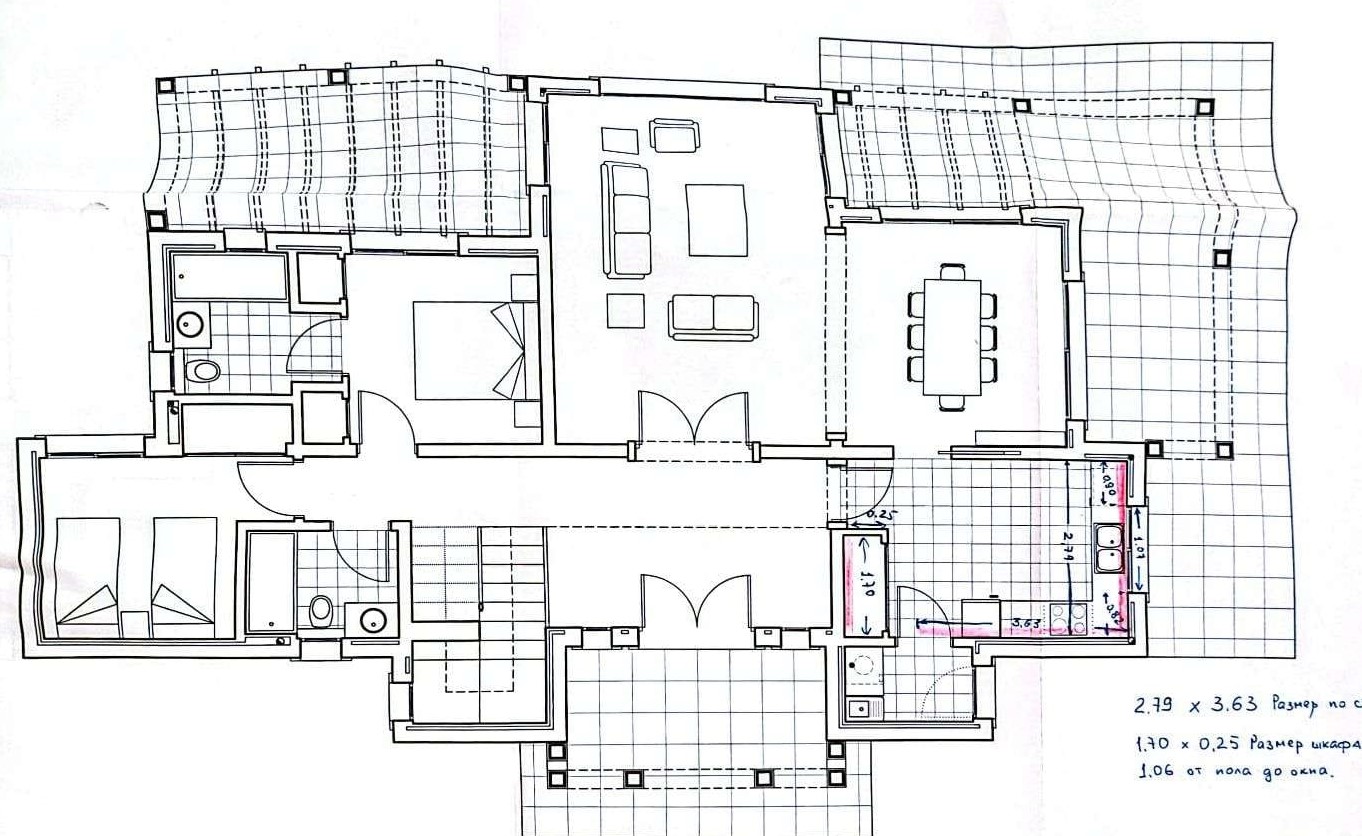 Plano detallado de la planta baja que muestra la distribución del salón-comedor, la cocina con medidas técnicas y dos dormitorios con sus respectivos baños.