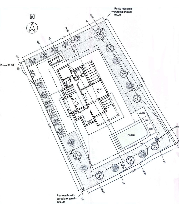Plano técnico de emplazamiento que detalla la distribución de la villa, la piscina y las zonas ajardinadas sobre la parcela de 1000 m² en Jávea.