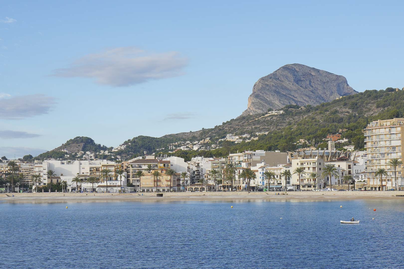 Vista panorámica de la bahía de Jávea con el monte Montgó al fondo, destacando la cercanía de la propiedad a la costa y al núcleo urbano.