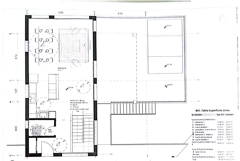 Plano técnico de la planta de entrada que detalla el salón-comedor con cocina abierta de 60 m², el aseo de cortesía y la amplia terraza exterior con piscina.