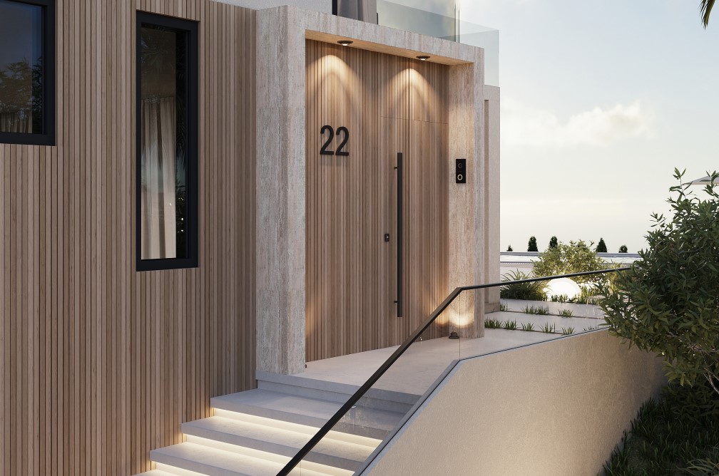 Entrada moderna con puerta de madera clara, número 22 y escalones iluminados.