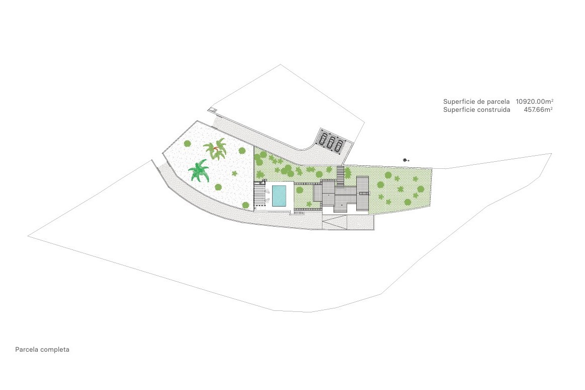 Plano general de la parcela de 10.920 m² que muestra la implantación de la villa, la piscina, las zonas ajardinadas y el acceso para vehículos.