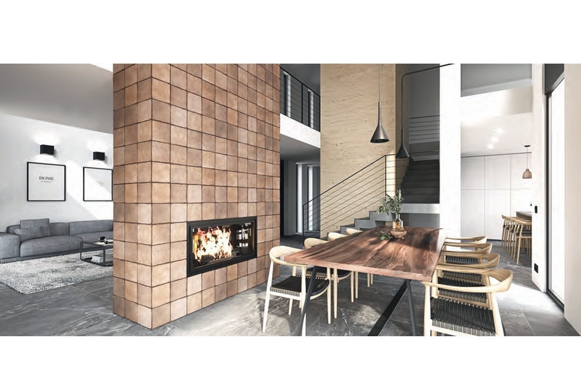 Salón-comedor de planta abierta con una chimenea central revestida en azulejos terracota, mesa de madera natural y escalera moderna con barandilla metálica.