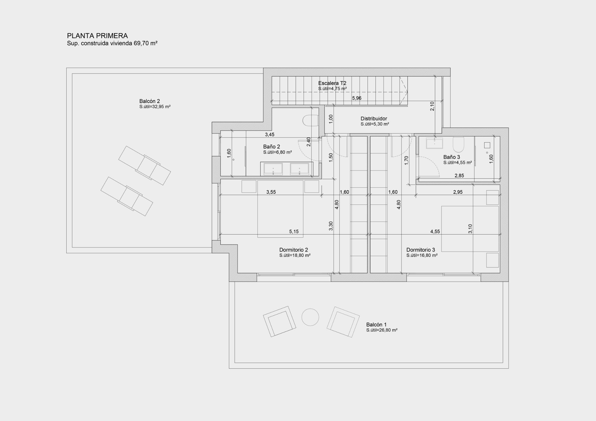 Plano técnico de la primera planta con dos dormitorios en suite, distribuidor y dos amplias terrazas privadas que suman casi 60 m² de espacio exterior.
